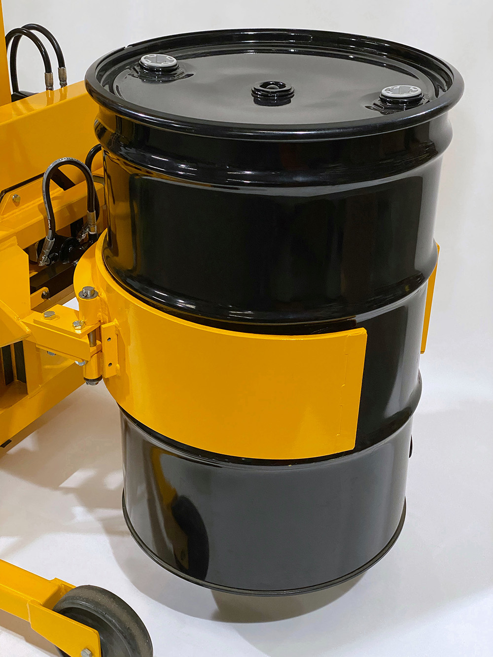 04-CR-Clamp-holding-a-steel-drum