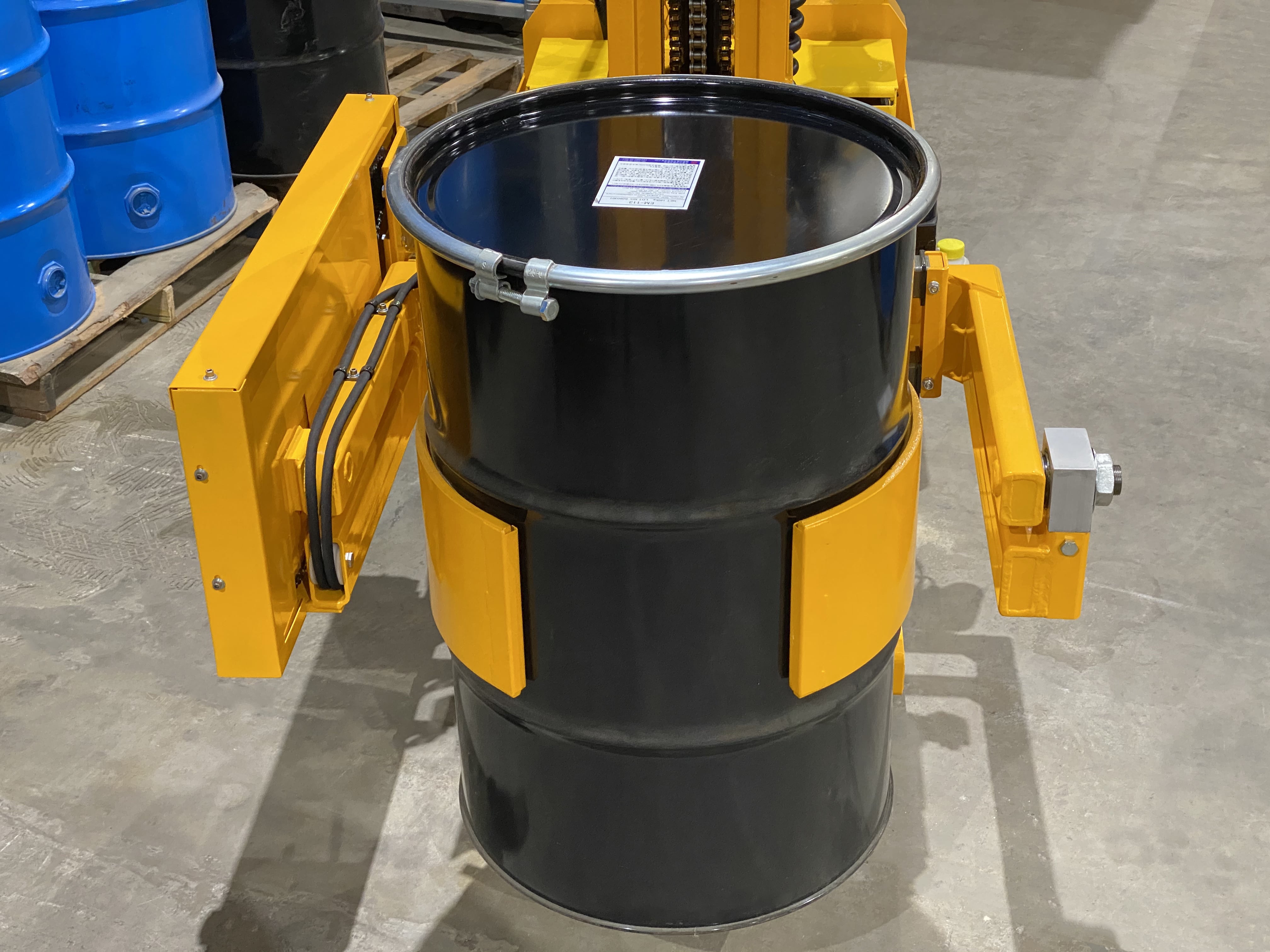 06-DH-with-FCR-clamping-a-steel-drum-min