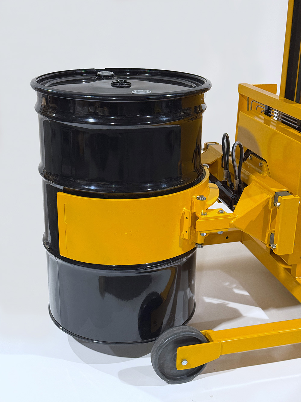 04-CR-Clamp-holding-a-steel-drum