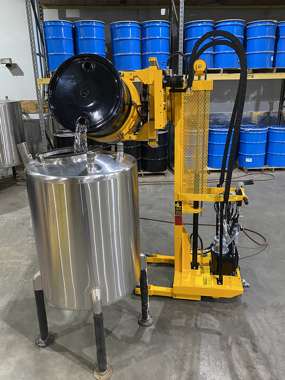 01-ELDR-Air-with-CR-Clamp-pouring-steel-drum