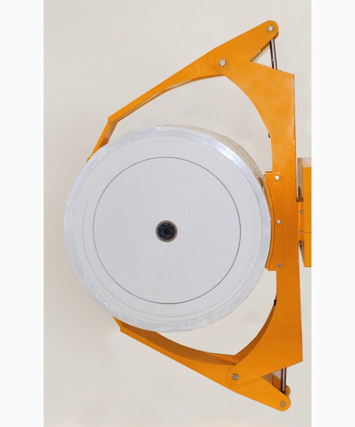 02-RCR-3148-16-clamping-a-roll